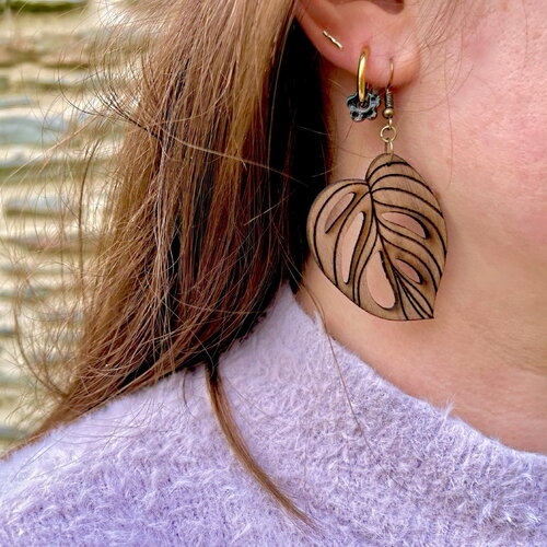 Boucles d’oreilles monstera - en bois de noyer / fait main