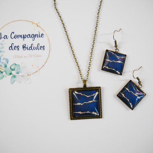Parure bijoux, collier et boucles et d'oreilles carré, metal de couleur bronze, motif  bleu et or