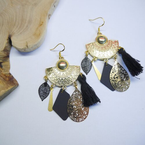 Boucles d'oreilles dorées et noir | breloques dorées, pompons noirs bijoux artisanal, création fait main