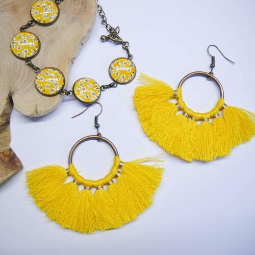 Ensemble boucles d'oreilles pompons jaunes et bracelet fleuri liberty - bracelet jaune | bijoux artisanaux en verre - motifs tendance