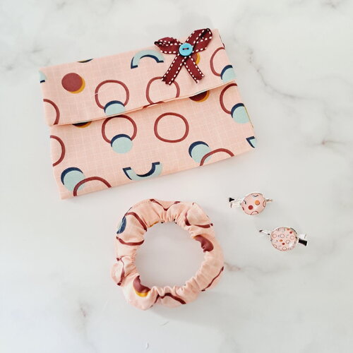 Pochette de rangement pour barrette + chouchou et barrettes assortis – motif graphique old school rose
