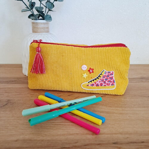 Trousse d'ecole ou maquillage en velours jaune – design pop  – cadeau fun