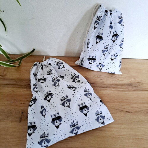 Pochon- ensemble de 2 sacs pochons noir et blanc motifs raton laveurs