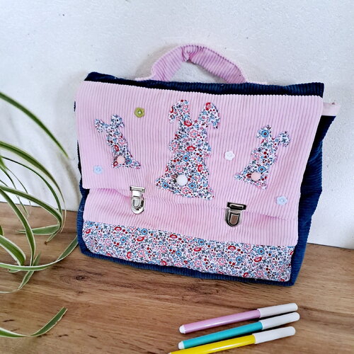 Cartable fille fait main – modèle unique – velours côtelé rose et bleu marine – motifs lapins fleuris – rentrée scolaire enfant