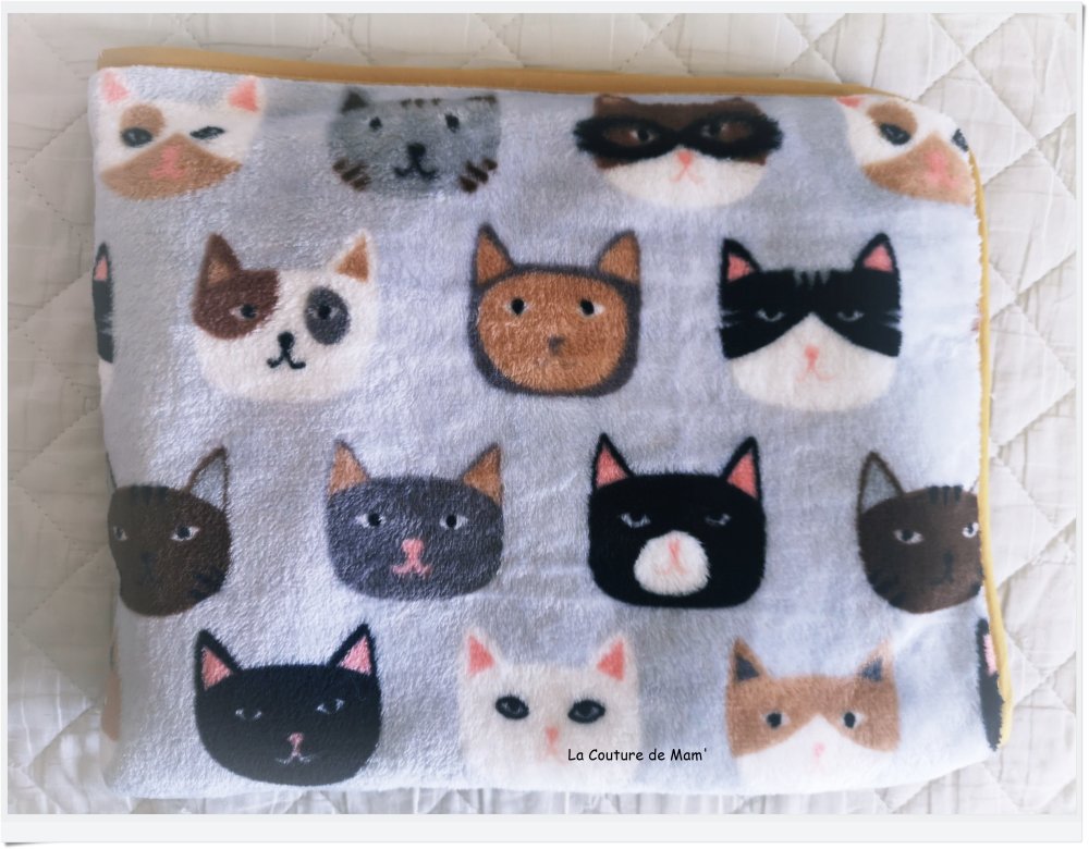Plaid pilou "têtes de chats" pour bébé 78cm x 113cm bord moutarde Un grand marché
