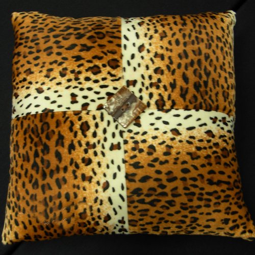 Coussin décoratif fait main en fausse fourrure – housse coussin artisanale – déco bohème naturelle – coussin salon