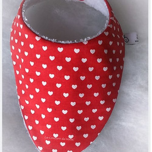 Bavoir bandana rouge petits coeurs 3-9 mois