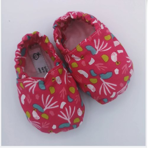 Chaussons bébé en coton matelassé – oiseaux cerise – fait main – oeko-tex