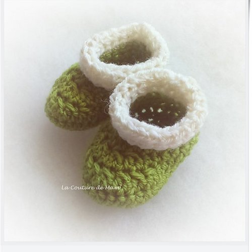 Chaussons bébé bicolores au crochet - vert et blanc – fait main – 0/3 mois
