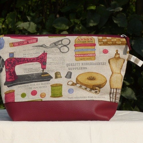 Trousse grand modèle,tissu et simili cuir bordeaux,motifs "la couture" doublée a fermeture éclair