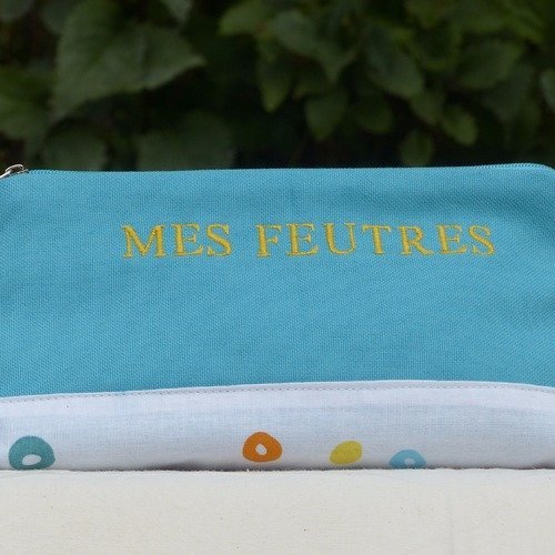 Trousse originale toile bleue brodée "mes feutres" doublée, pratique unique