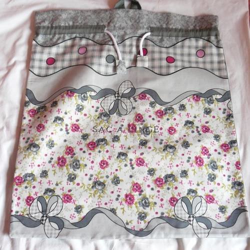 Sac a linge brodé avec coulisse et attache murale avec broderie "sac a linge"