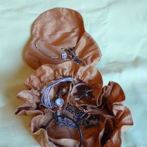 Bourse a bijoux à 6 compartiment, en soie sauvage avec bloqueur 