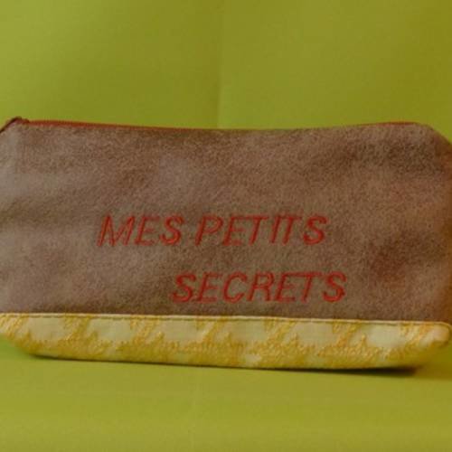 Trousse maquillage suédine beige,broderie dervaux, inscription humour"mes petits secrets" 