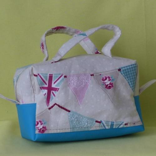 Mini Trousse De Toilette Bebe Les Fanions Simili Bleu Turquoise Un Grand Marche