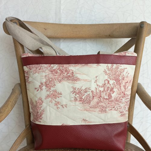 Sac cabas port a l'épaule,toile de jouy,fond écru motif rouge,simili cuir bordeaux,sangle en lin,fermeture éclair .