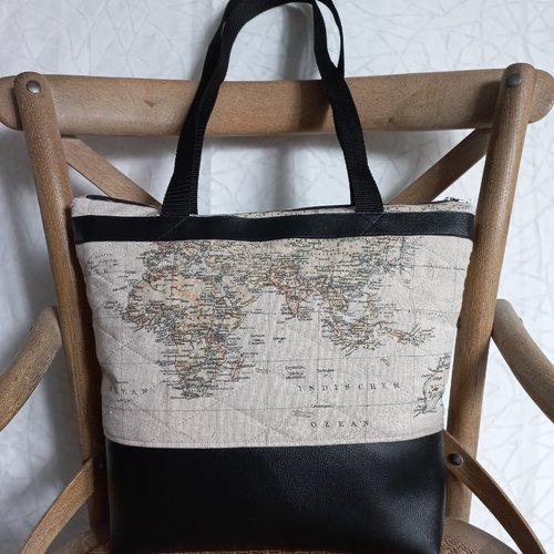 Sac cabas port a l'épaule,motifs "mappe monde",simili cuir noir,sangle noire,fermeture éclair noire .