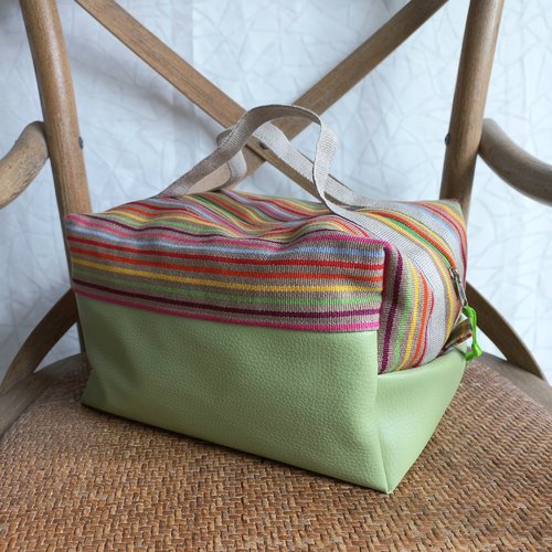 Vanity de toilette,lunch bag,maquillage,toile multicolore,simili cuir vert tendre,anses lin couleur naturelle,doublée poches plaquées.