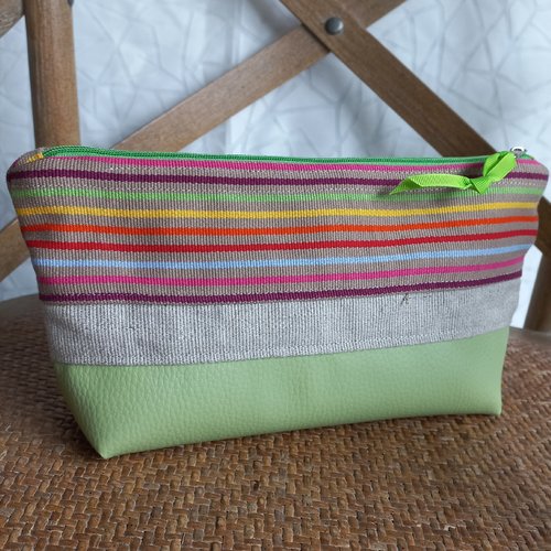 Trousse en toile multicolore,simili cuir vert, fermeture verte, entièrement doublée