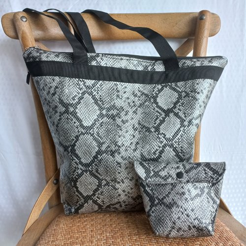 Sac grand cabas,port a l'épaule,simili cuir gris à motifs python,sangle noire,fermeture éclair noire,doublé cotonnade,3 pochettes