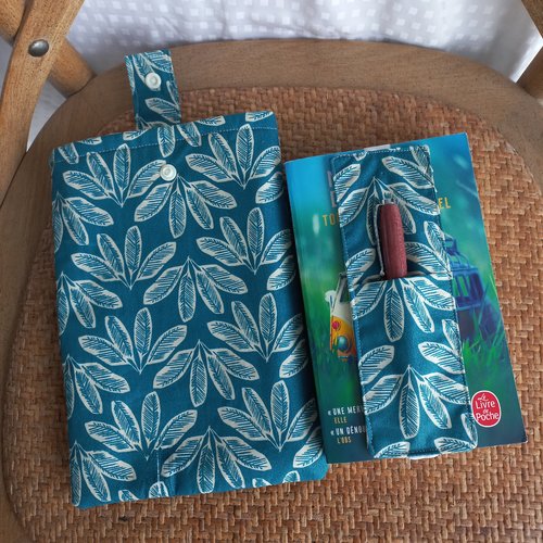 Pochette pour livre de poche,en tissu bleu fleuri, accompagnée de son marque-page /porte stylo,doublée ouatine,fermeture par pression
