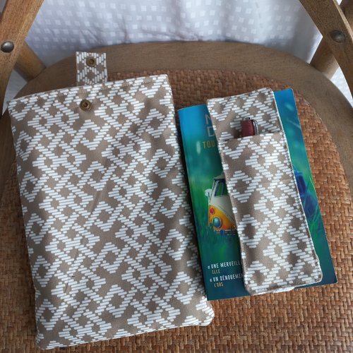 Pochette pour livre de poche,tissu blanc à motifs géométrique, marque-page /porte stylo,doublée ouatine,fermeture par pression