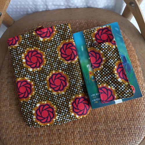 Pochette pour livre de poche,tissu wax, accompagnée de son marque-page /porte stylo,doublée ouatine,fermeture par pression