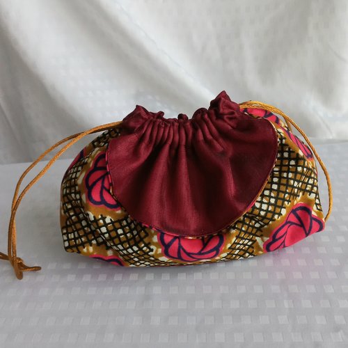 Bourse a bijoux ou vide poche, en tissus wax et satin rouge grenat, se ferme avec des cordons