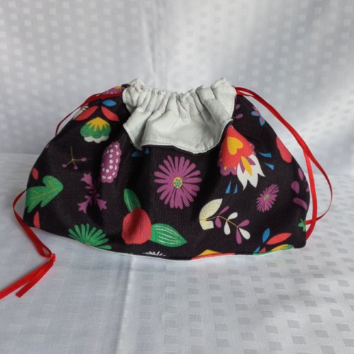 Bourse à bijoux en tissus fond noir ,fleuri multicolore et satin blanc a motifs géométriques, se ferme avec des rubans rouges,