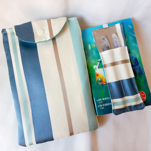 Pochette pour livre de poche,tissu blanc rayé bleu,marque-page /porte stylo,doublée ouatine,fermeture avec un rabat et une pression