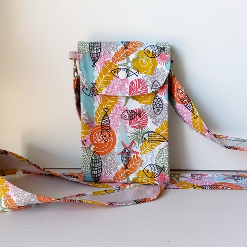 Sac pour téléphone,porte feuille,porte carte,tissu et jean, motif "les poissons" bandoulière,fermeture pression résine blanche