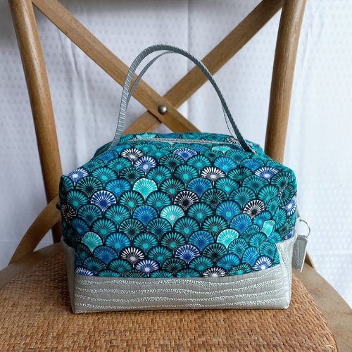 Vanity pour maquillage,lunch bag,toilette,tissu motifs éventails bleus,simili gris argenté,anse  grise,doublé,poche plaquée