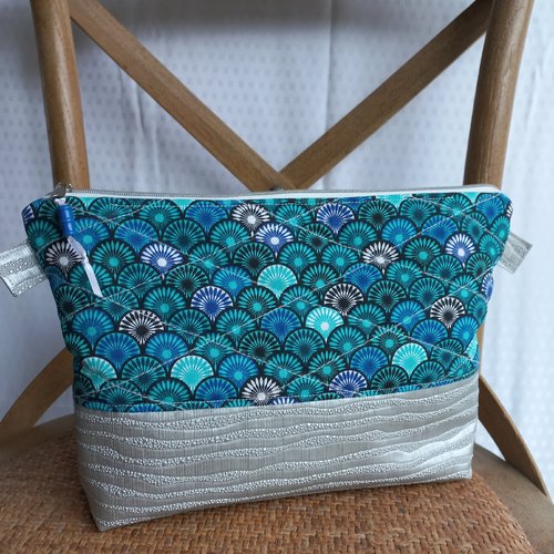 Trousse de toilette, tissu matelassé bleu a motifs éventails, simili cuir argenté,doublée avec 2 poches plaquées