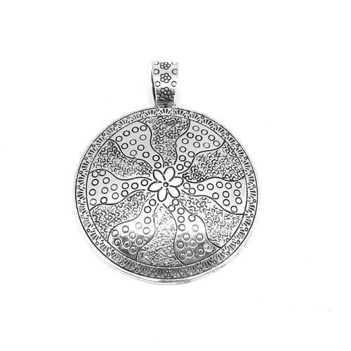 Grand pendentif rond en métal argenté travaillé motif soleil fleur 67mm