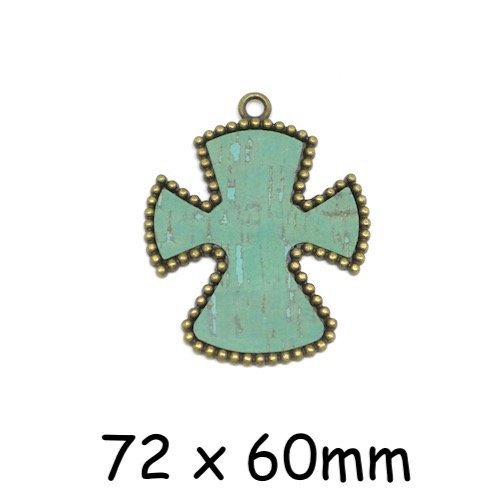 Grand pendentif croix bronze et vert en métal avec liège