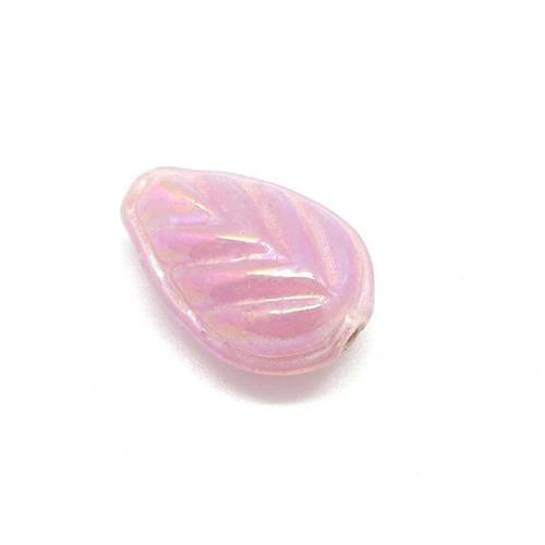 10 perles en verre motif feuille de couleur rose pâle reflet irisé rainbow