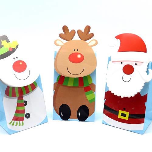Lot de 3 pochettes cadeaux motif père noël, cerf, renne et bonhomme de neige 19 x 8,5cm en papier glacé de couleur rouge,
