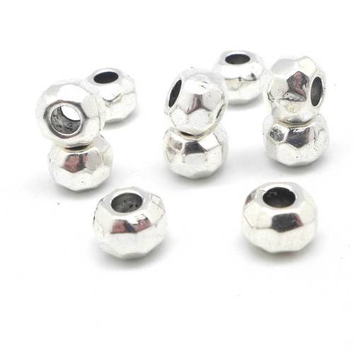 20 perles rondes à facettes 7mm en métal argenté martelé trou de 2,8mm 