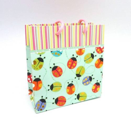 Pochette cadeaux en papier cartonné glacé motif coccinelle de couleur rose, bleu, jaune et doré 14,5cm x 15cm 