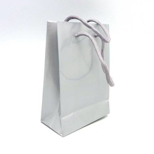 Pochette cadeaux en papier glacé argenté uni lanière tressé gris argenté 