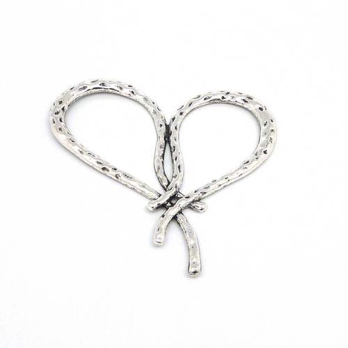 Grand pendentif connecteur coeur évidé noeud en métal argenté martelé 9cm