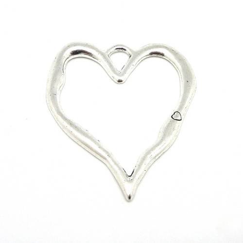 Grand pendentif coeur évidé en métal argenté 7,7cm gravé d'un petit coeur