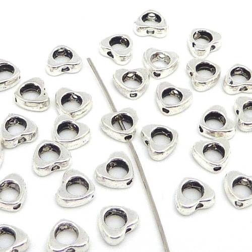 50 petites perles coeur évidé en métal argenté 5,1mm