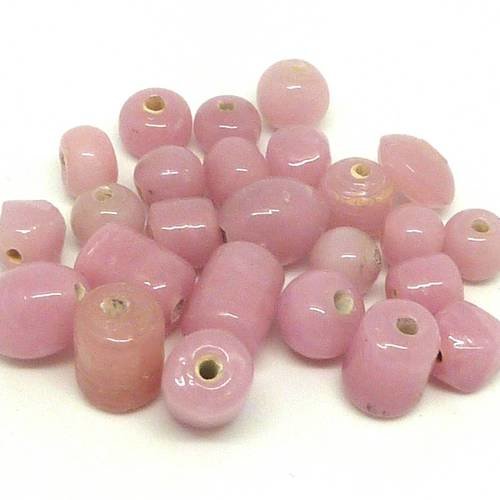 Un lot de 25 perles en verre ovale, cylindre, ronde de couleur rose pastel