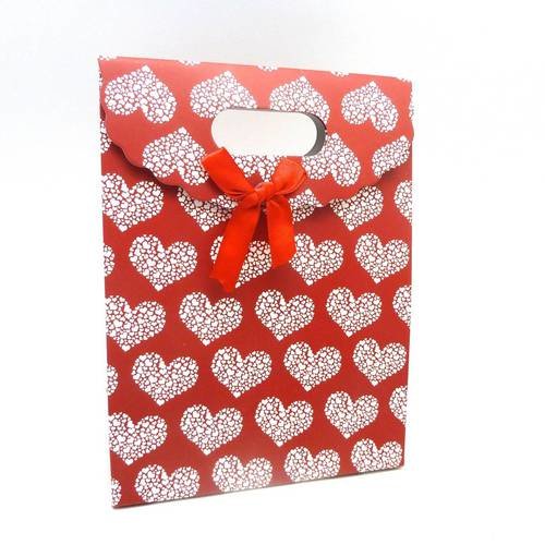 R-pochette cadeaux à soufflet en papier épais 14,5x19,5cm coeur sur fond rouge grenat avec un noeud rouge vif 
