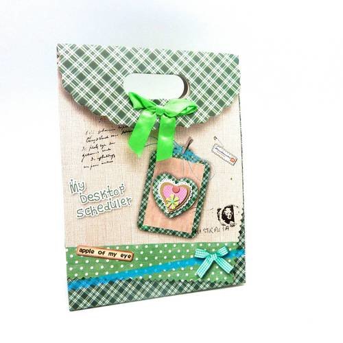 Pochette cadeaux à soufflet en papier épais 14,5x19,5cm coeur et carreaux vert sur fond beige et crème avec un noeud 