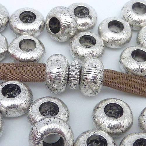 50 perles rondes applaties 10,5mm en métal argenté strié 