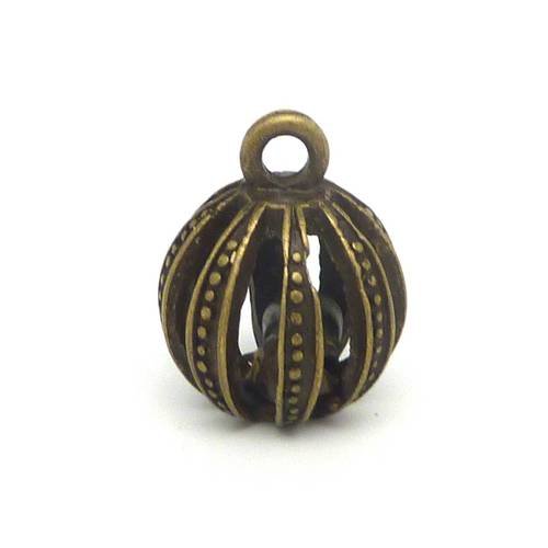 R-pendentif boule filigrane et motif strie avec grelot 24mm en métal de couleur bronze 