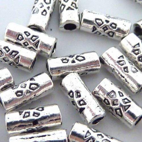 25 perles tube 6,8mm en métal argenté avec motif gravé