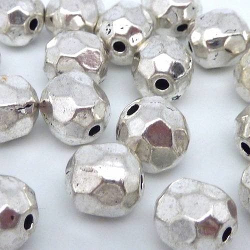 10 perles rondes olive facettées 8,7mm en métal argenté martelé